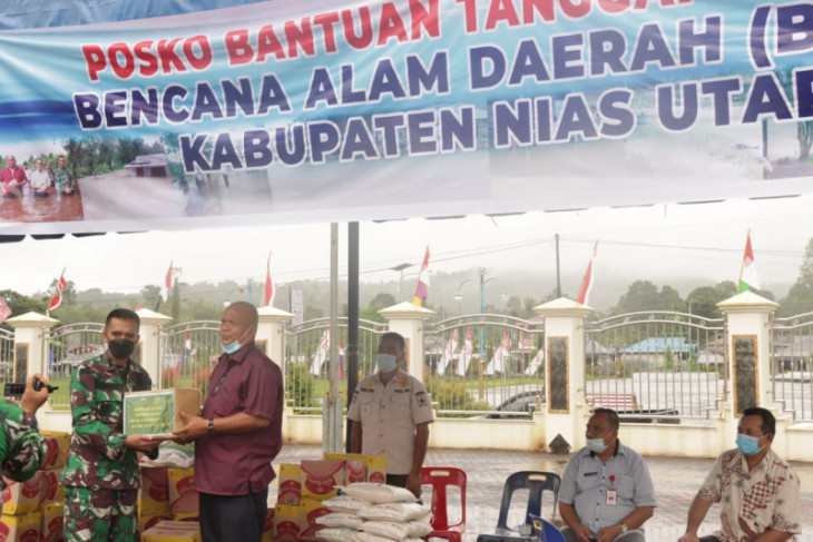 Danrem 023/KS salurkan bantuan sembako untuk korban banjir di Nias Utara