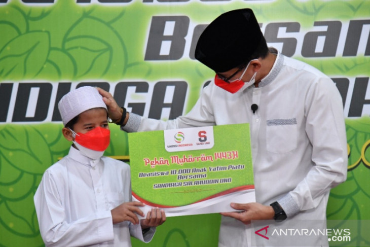 Menteri Sandiaga Uno sebar 10.000 beasiswa bagi anak yatim dari pedagang kecil