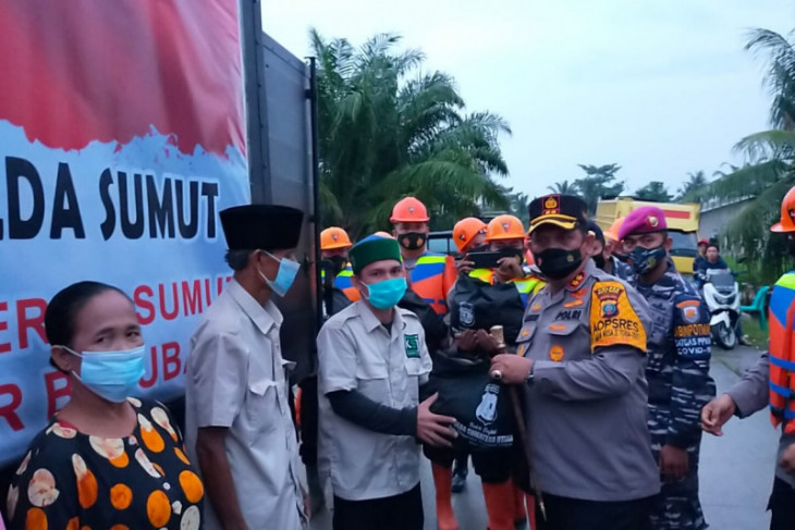 Kapolda Sumut bantu sembako kepada korban banjir di Batubara