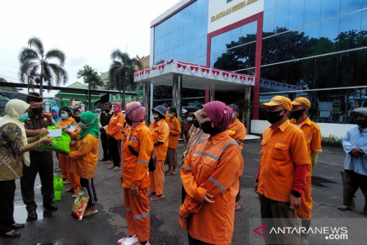 Kejari Jambi bagikan sembako kepada