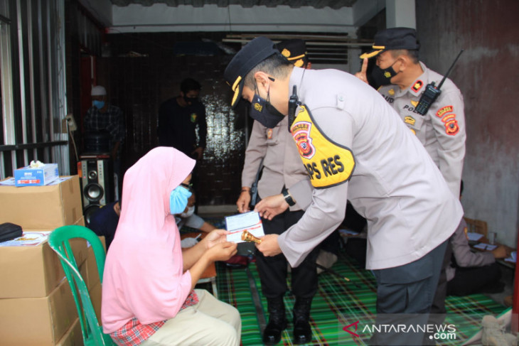 Polres Sukabumi Kota lakukan vaksinasi dari rumah ke rumah