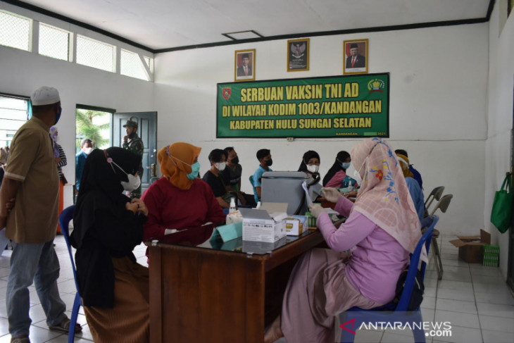 Ratusan warga antusias ikuti serbuan vaksin Kodim HSS