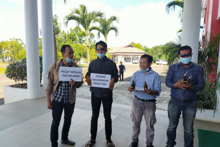 Kerap mati lampu, warga Seluma demo PLN