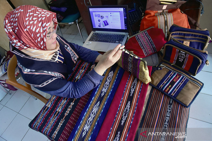 Perajin tenun ikat khas Maluku manfaatkan OSS jangkau pasar ekspor gairahkan UMKM
