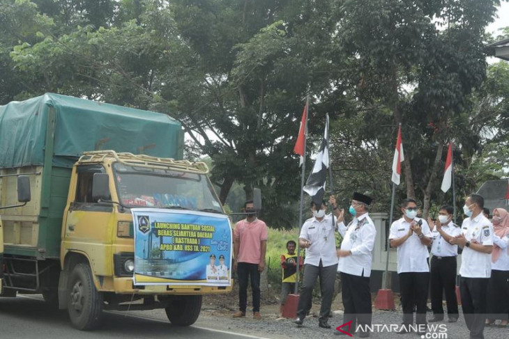 Bupati HSS launching bansos Rastrada dan serahkan bantuan COVID-19