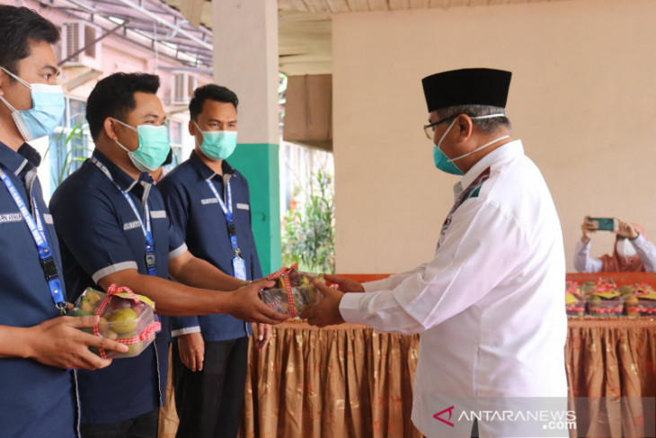 Penyerahan paket buah nakes dan pasien COVID-19 tandai GBN HSS