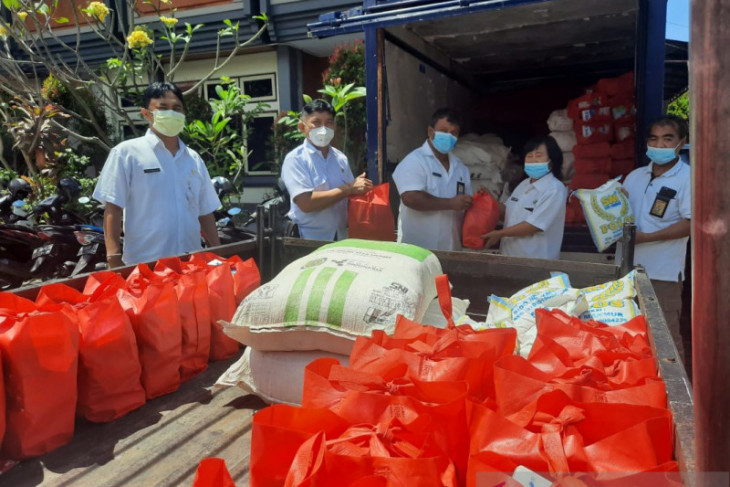 Dinsos Denpasar bagikan 7.376 paket sembako untuk warga isoman