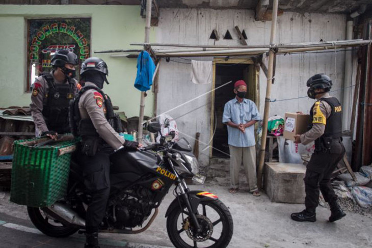 Polisi bagikan bansos dengan sepeda motor bronjong