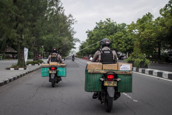 Polisi bagikan bansos dengan sepeda motor bronjong