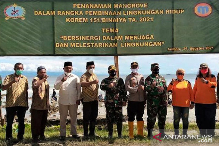 Korem 151 Binaya tanam 1.000 mangrove di pantai desa Wakal lestarikan lingkungan