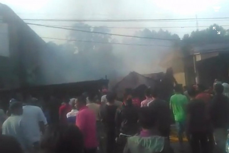 Dua rumah di Parapat terbakar