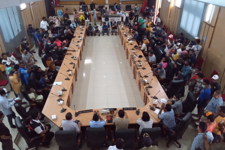 Supir angkot di Ambon tuntut kenaikan tarif angkutan keterbatasan premium
