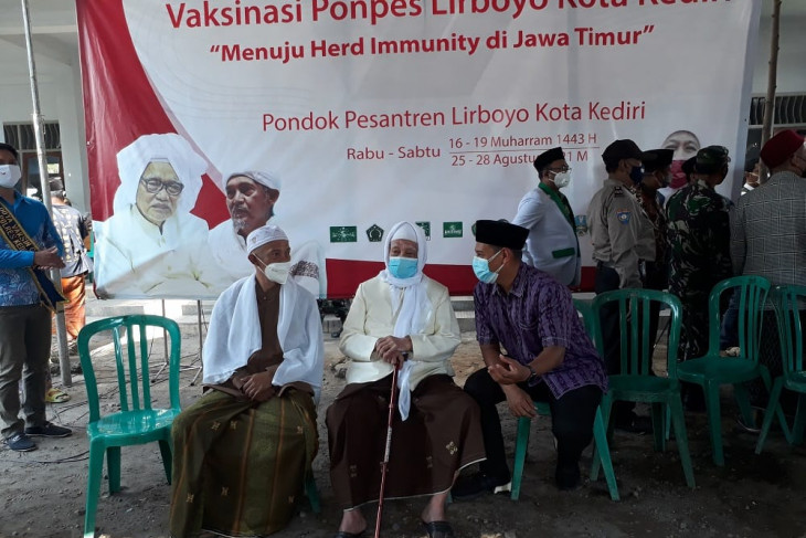 Gubernur Jatim Tinjau Vaksinasi Santri di Kediri