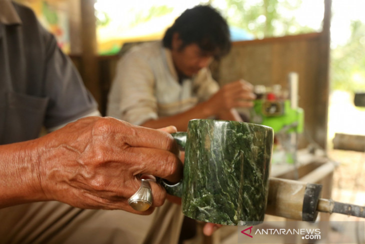 Perajin batu giok nephrite Aceh