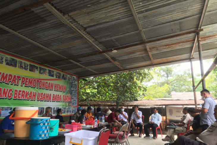 Warga sambut kedatangan tim penertiban lahan UIII dengan jamuan
