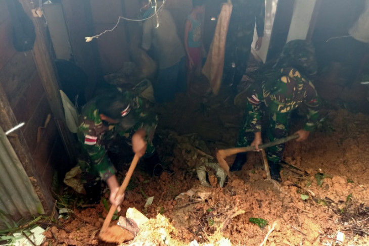 Satgas Pamtas bantu bersihkan material longsor di dua rumah warga Entikong