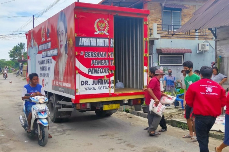 Junimart Girsang salurkan bantuan beras untuk warga Simalungun