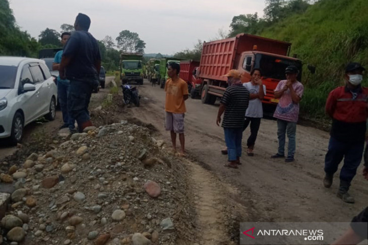 Seratusan warga di Bengkulu Utara hadang truk batu bara