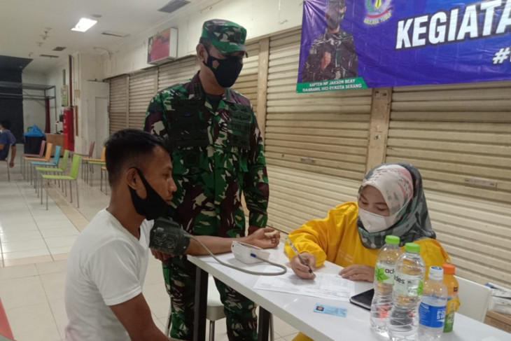 Koramil 0602-01/Kota Serang -Dinkes vaksin pekerja mall dan masyarakat - Vimarsana News