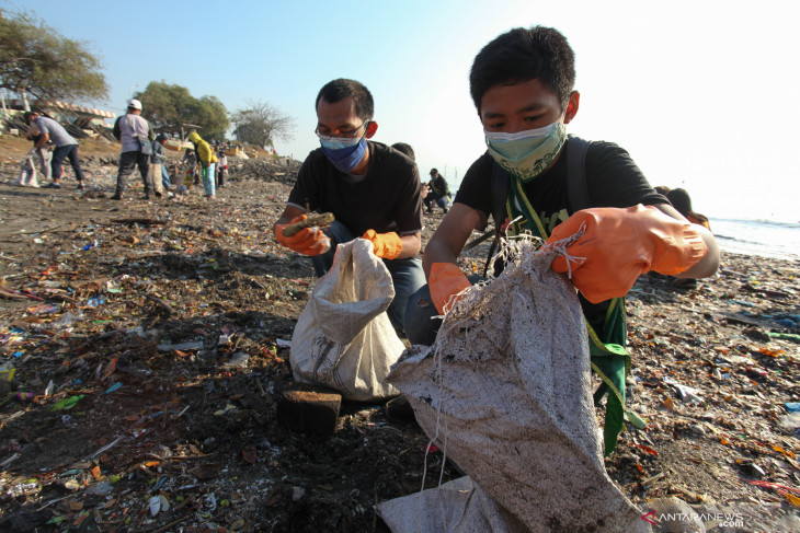 Aksi Pungut Sampah di Pantai