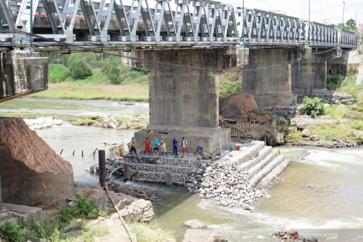 Perbaikan Jembatan Ngujang Tulungagung