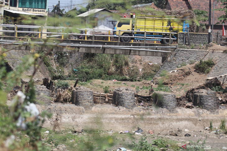 Sungai Irigasi Pertanian di Nganjuk Mengering