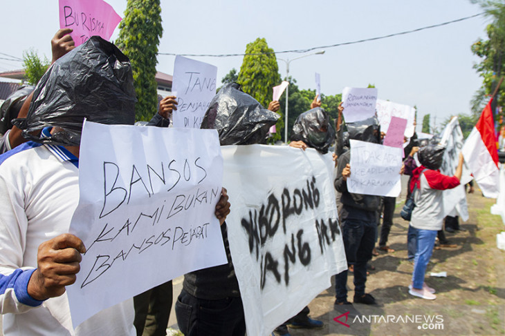 Unjuk rasa usut tuntas pemotongan dana bansos 