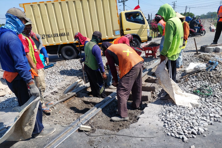 KAI perbaiki perlintasan kereta di Mengkreng - Kabupaten Kediri