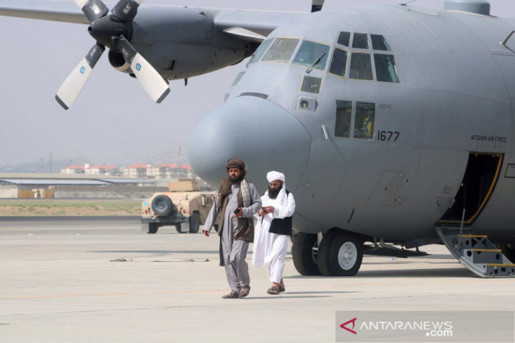 Pendukung Taliban arak peti mati berbendera Amerika