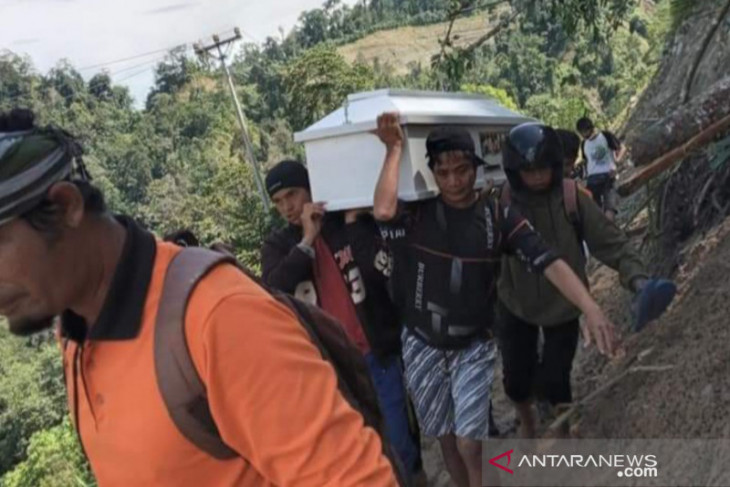 Warga gotong jenazah hingga 15 kilometer