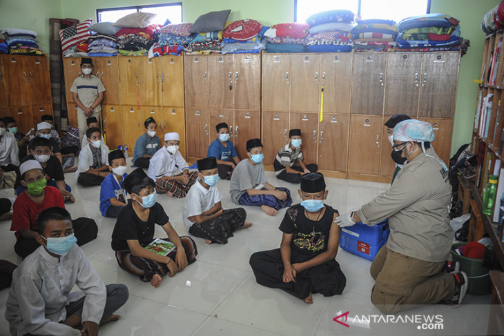 Vaksinasi untuk santri dan pemuka agama