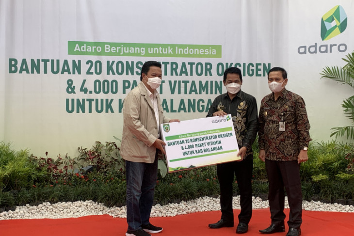 Adaro hands over 65 oxygen concentrators to Tabalong, Balangan