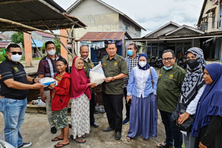 Kadin Kalbar bagikan 1.000 karung beras bagi masyarakat terdampak COVID-19