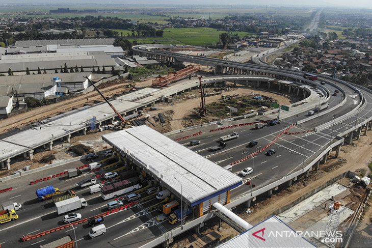 Pengoperasian gerbang tol simpang susun Cileunyi 