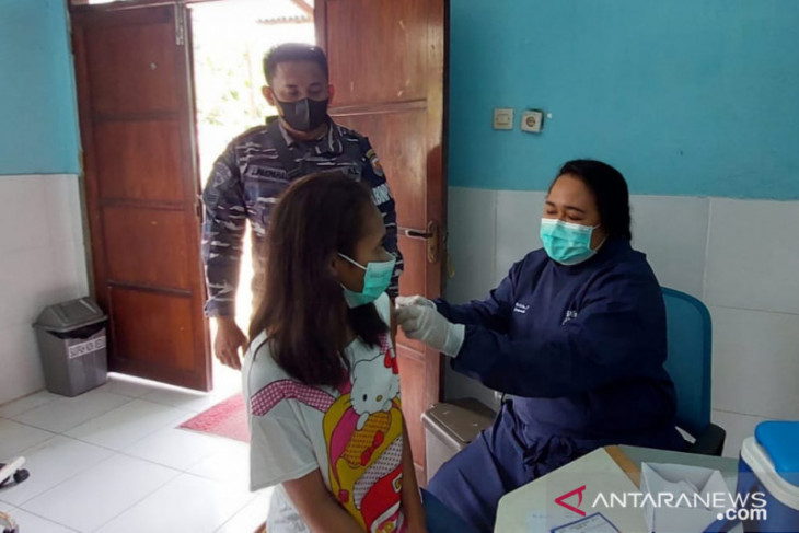 Lantamal IX Ambon kerahkan Babinpotmar bantu vaksinasi warga pesisir perangi corona