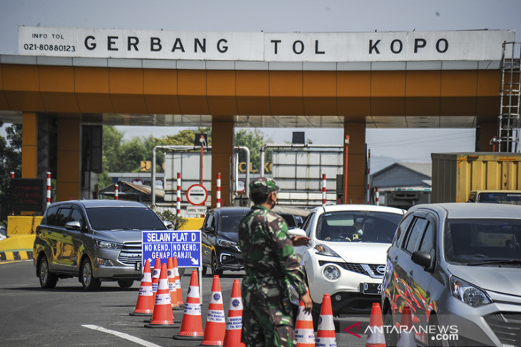 Pemberlakuan ganjil genap di gerbang tol menuju Bandung 