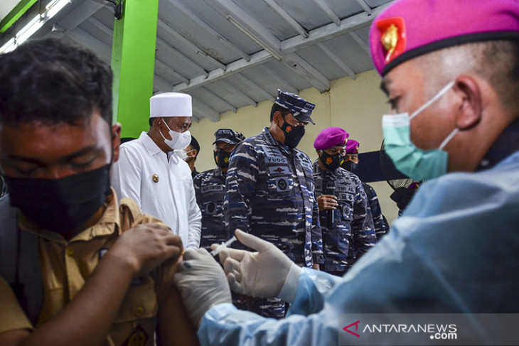 Serbuan vaksinasi COVID-19 TNI AL di Ponpes Suryalaya 
