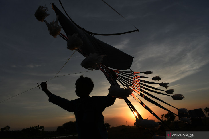 Bermain Layang-layang Saat Kemarau di Madiun