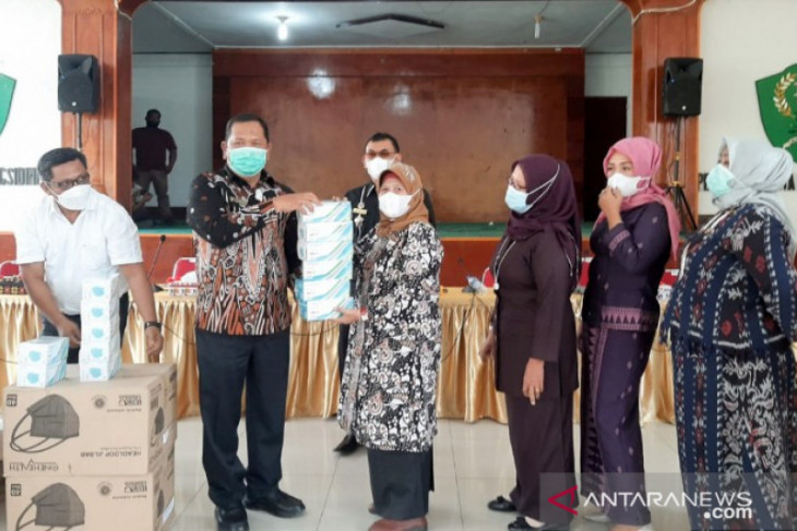 Jelang PTM di Padangsidimpuan, Wali kota bagikan masker untuk pelajar