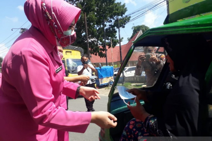 Bhayangkari Palas bagi masker kepada pengguna jalan