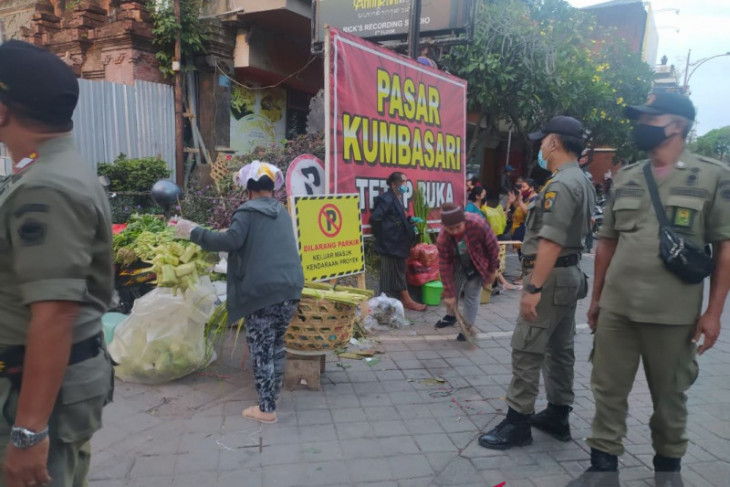 Tim Yustisi Denpasar pantau prokes di tiga pasar tumpah