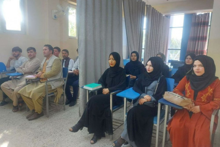 Mahasiswa Afghanistan kembali kuliah, pria dan wanita dipisah