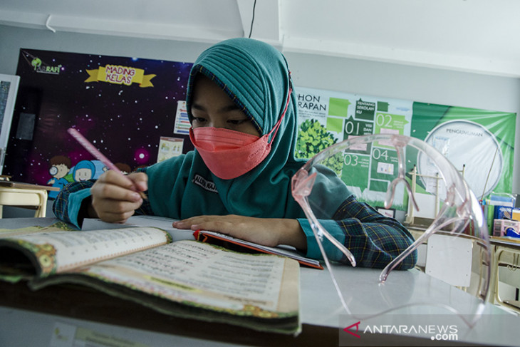Sekolah tatap muka terbatas di Bandung 