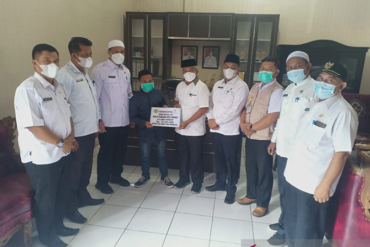 Wabup Palas salurkan bantuan Kemensos kepada anak korban banjir