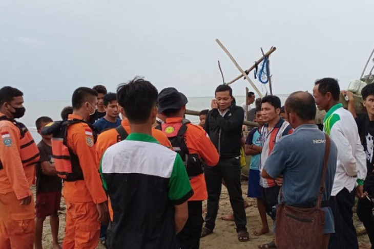 Basarnas selamatkan nelayan Nias setelah kapalnya dihempas ombak