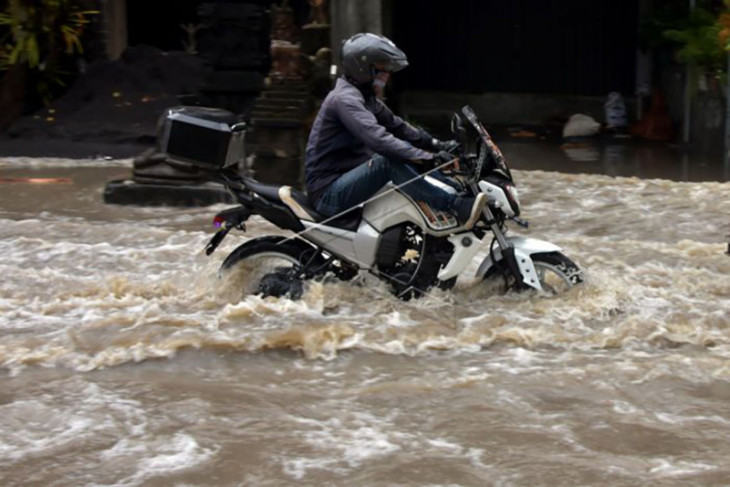 Denpasar banjir akibat hujan deras