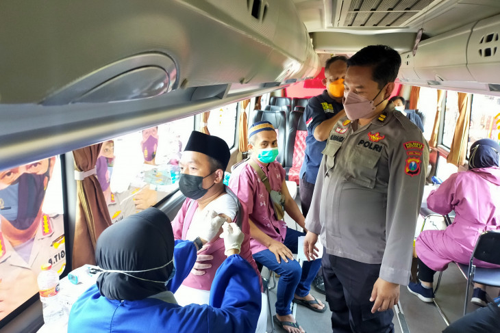 Sidoarjo police organize COVID-19 vaccinations during Friday prayers