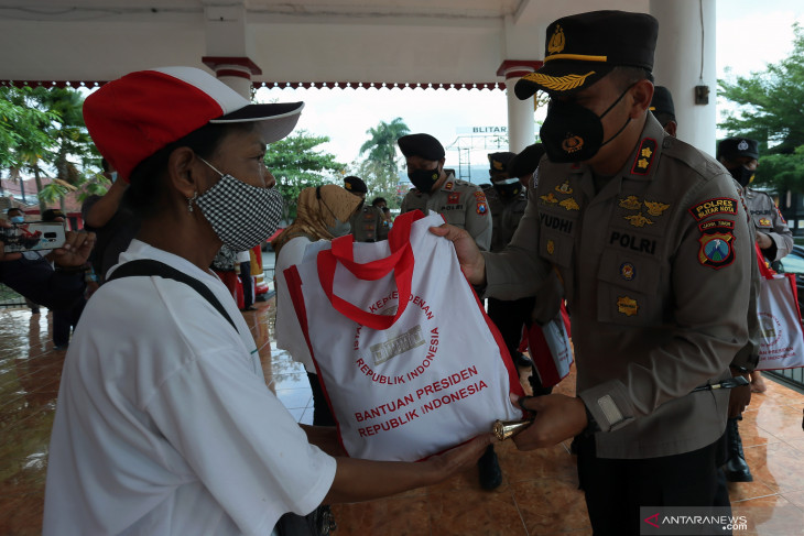 Penyaluran Paket Bansos Presiden di Blitar