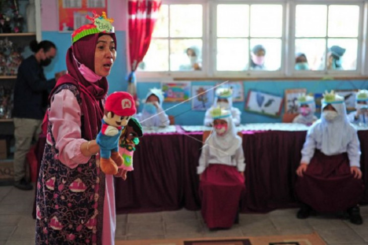 Edukasi imunisasi bagi murid melalui dongeng