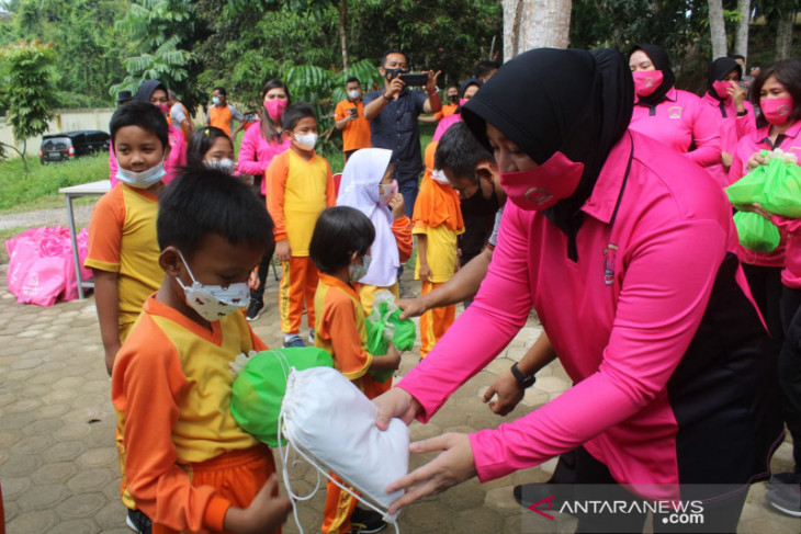 Bhayangkari Polres Muarojambi panen sayuran dan berbagi ke siswa SD